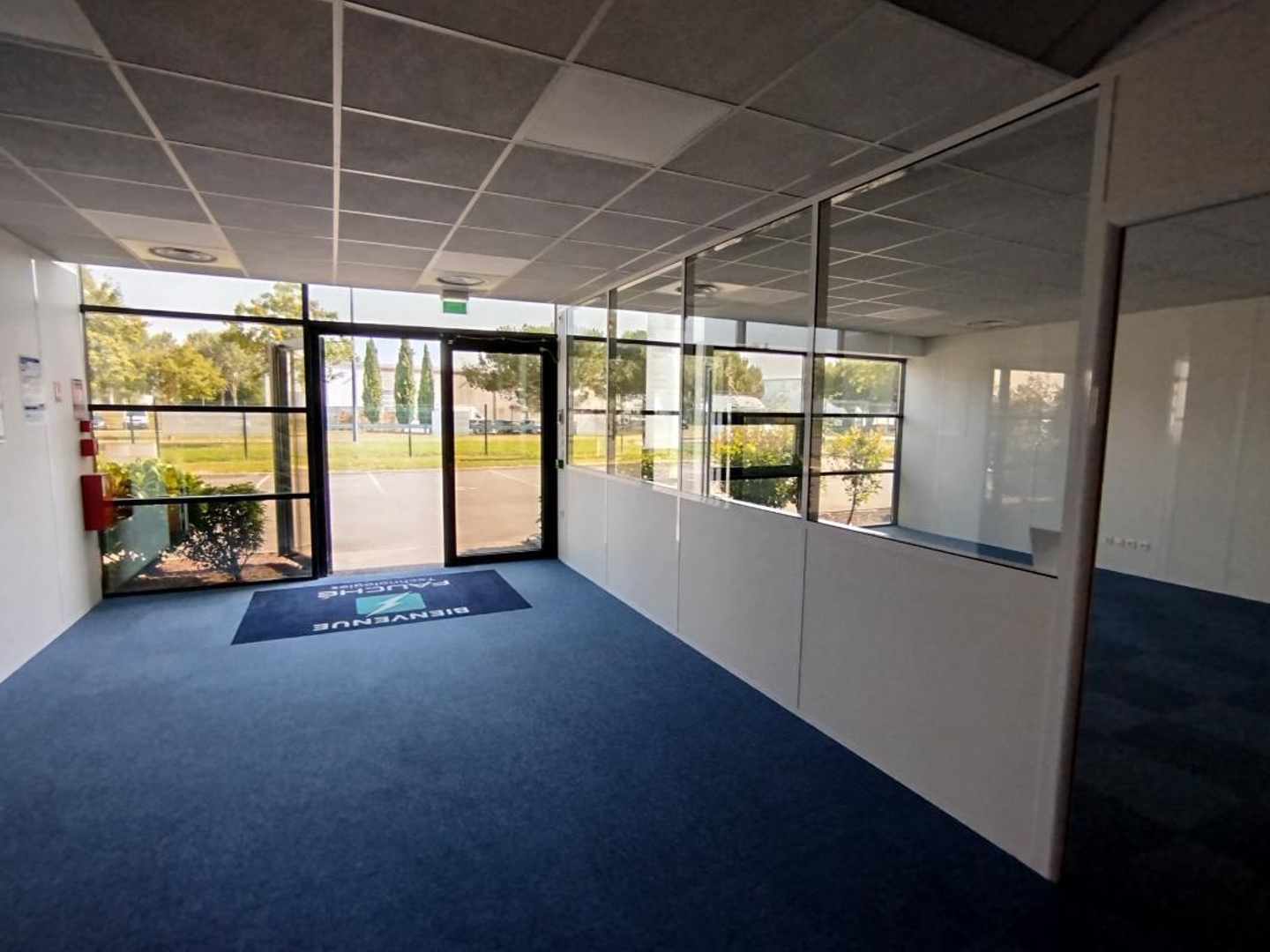 A vendre / A louer bâtiment indépendant mixte bureaux/dépôt de 960 m² sur une parcelle de 2 000 m²