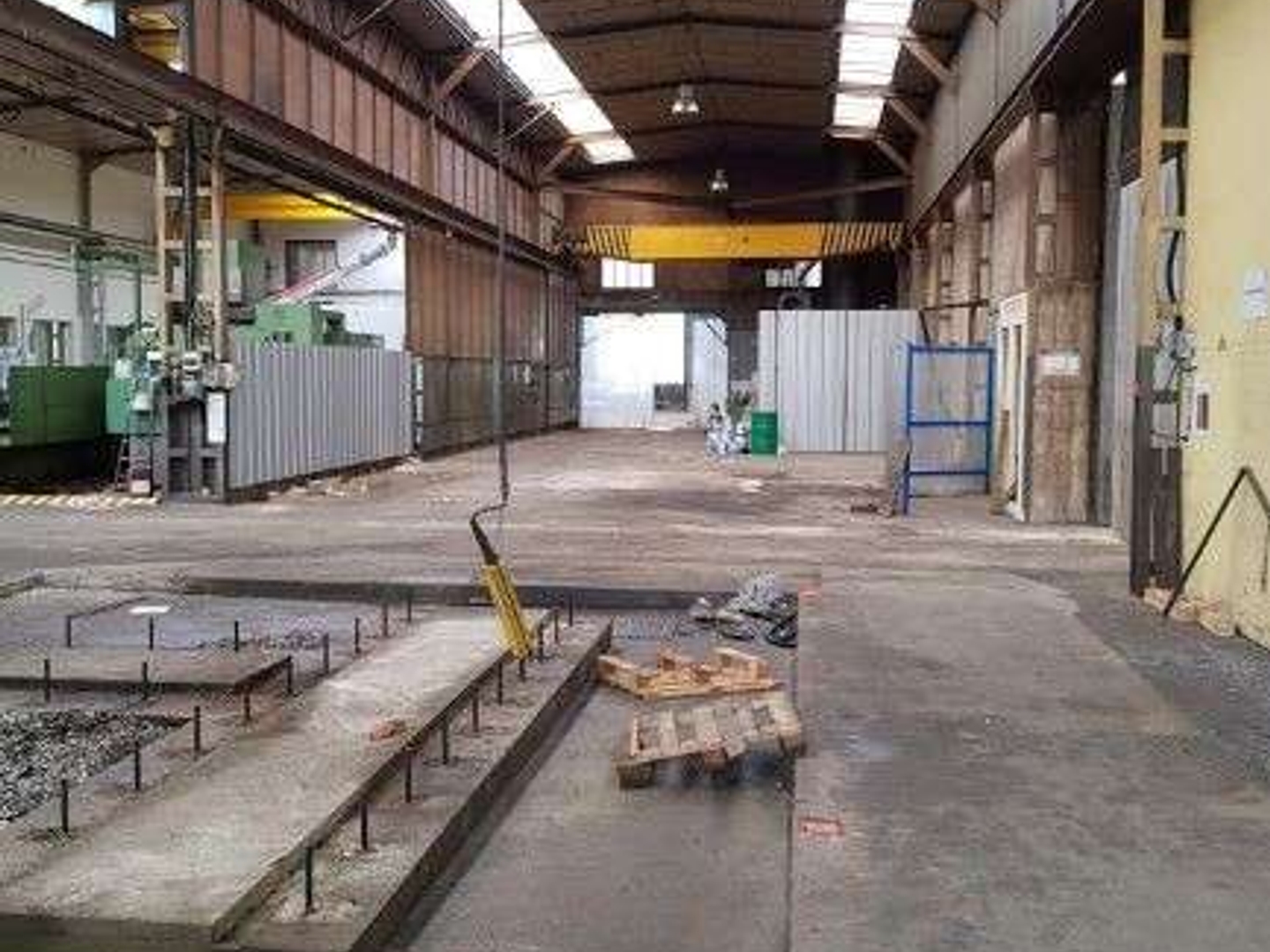Loue locaux d'activités 4160m² Perrecy les Forges