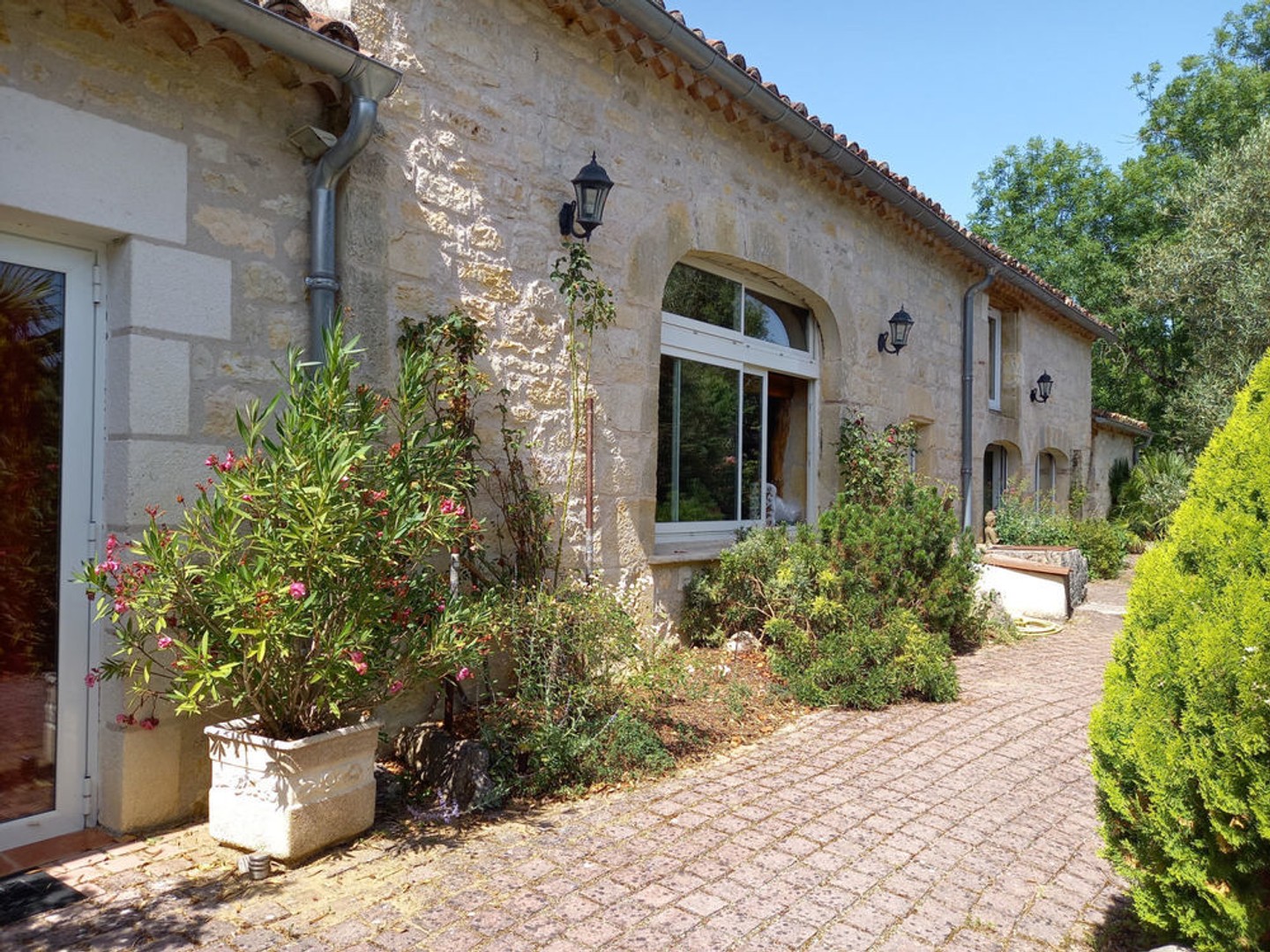 Région PROCHE CAHORS -Ensemble immobilier en pierre rénové, avec piscine, sur 22000m²