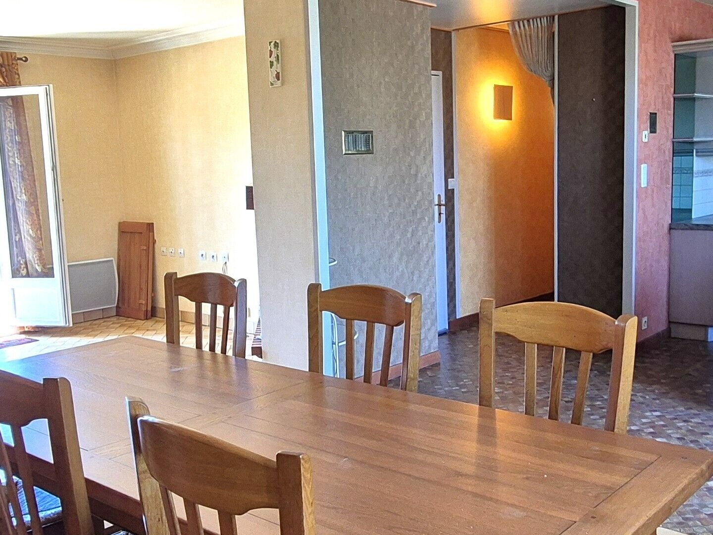 ERNEE- Pavillon 3 chambres, 1 bureau, sur terrain de 562 m2