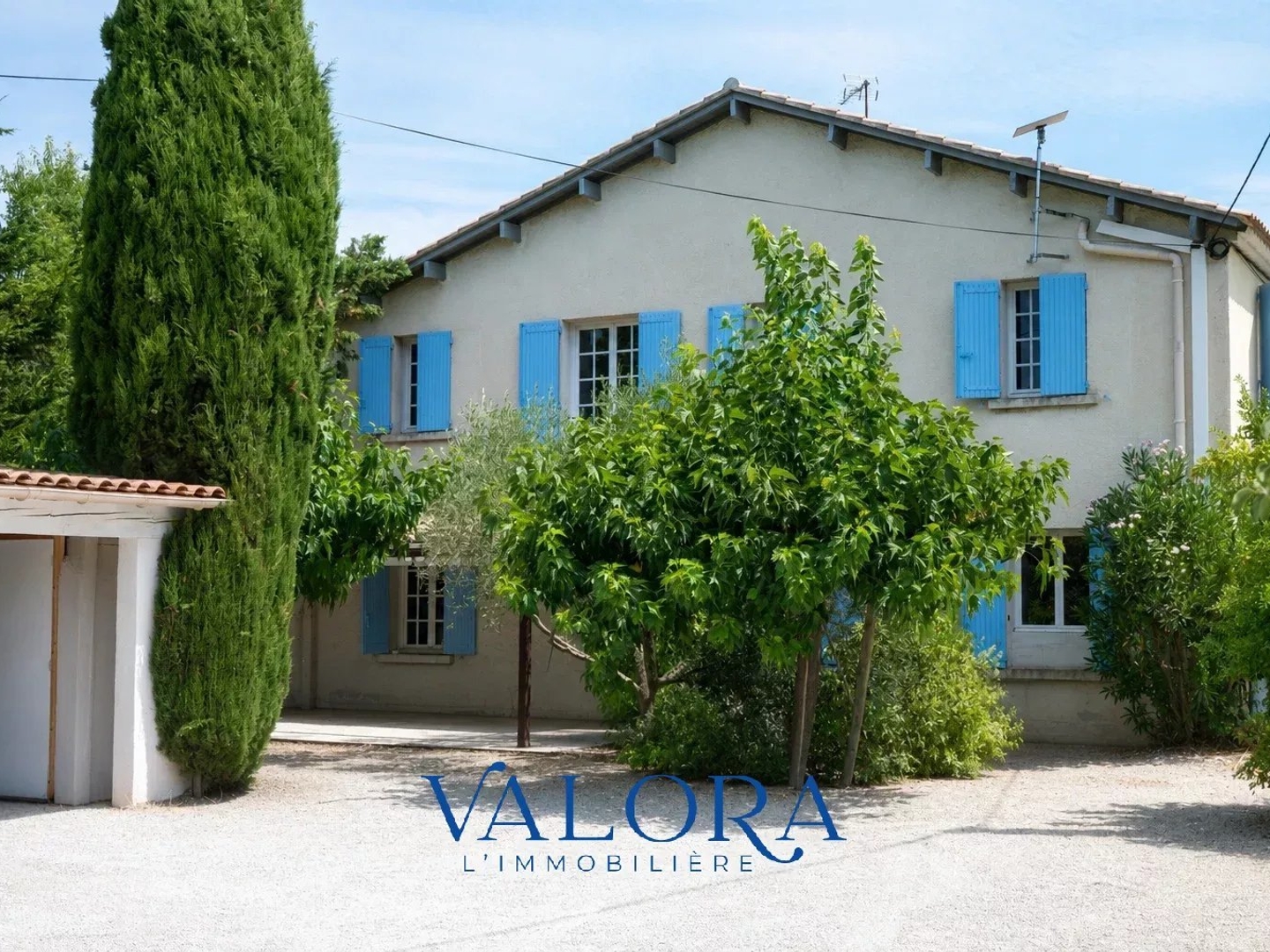 PROPRIETE AUX ACCENTS PROVENÇAUX AVEC PISCINE ET JARDIN PAYSAGER