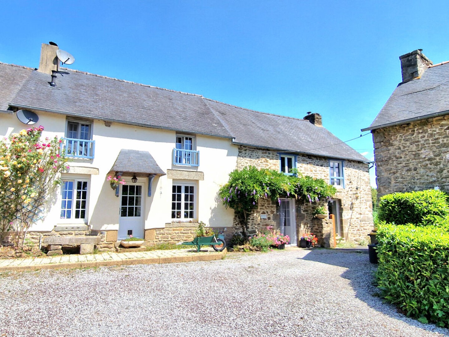 COTES D'ARMOR Belle maison en pierres de caractère 3 chambres, 3 gîtes, piscine chauffée, jardin exceptionnel, dépendances