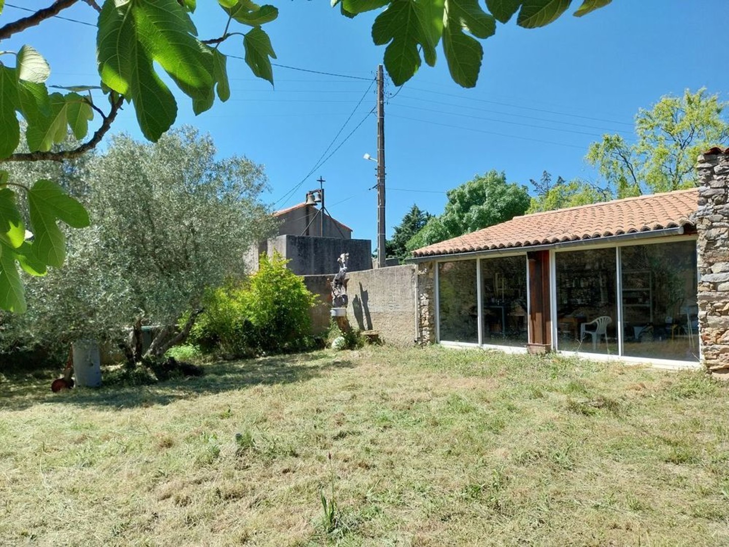 Maison avec dépendances et terrains