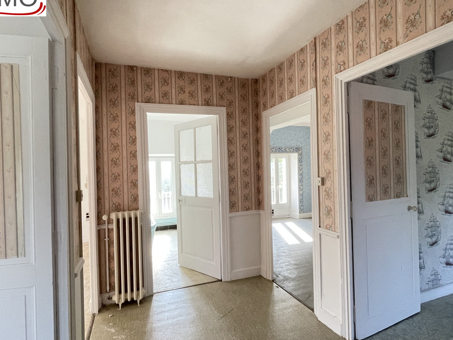 MAISON DE VILLE À RÉNOVER : JARDIN, GARAGE ET BEAU POTENTIEL