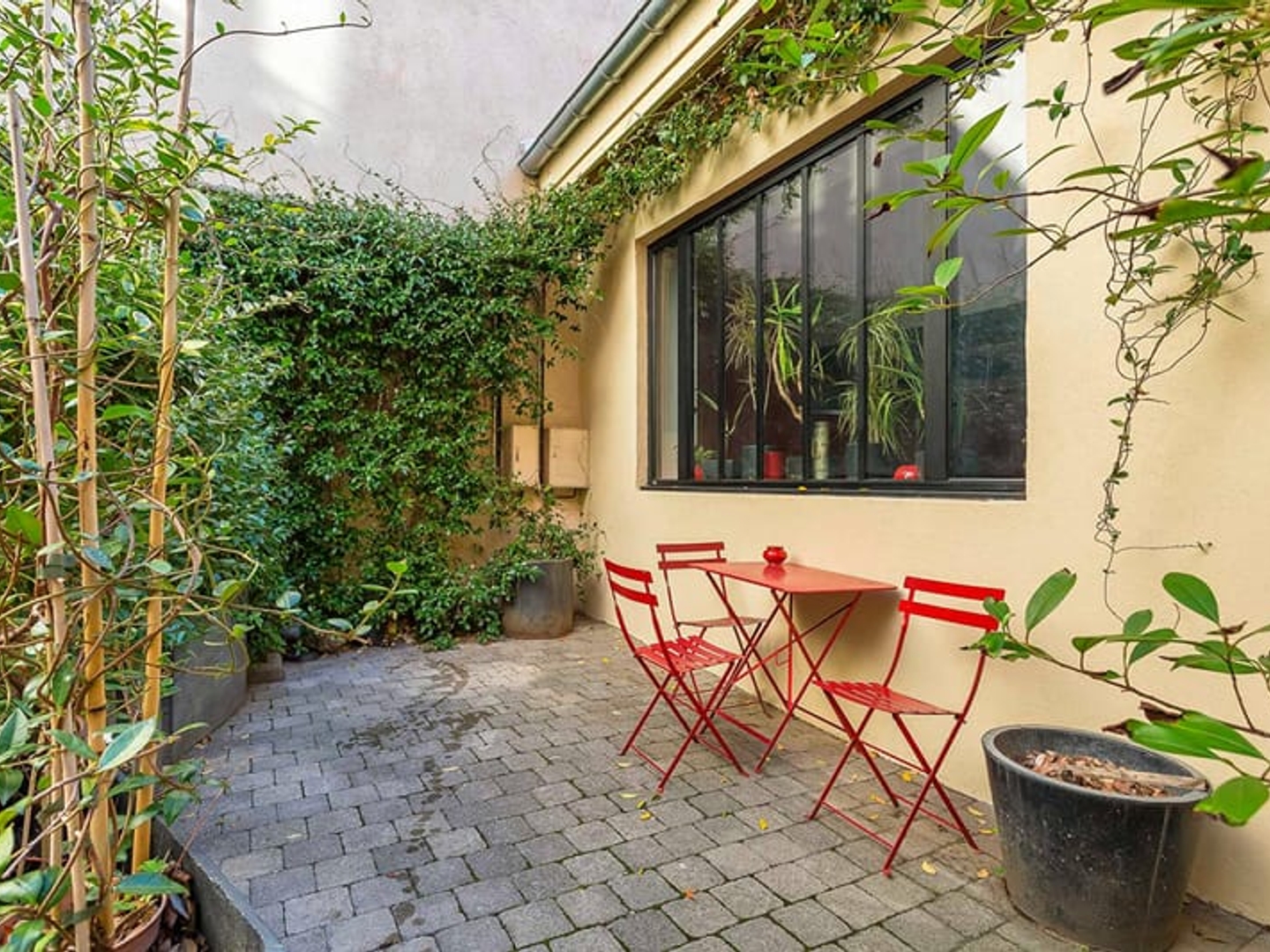 Ancien atelier réinventé en maison-loft avec terrasse