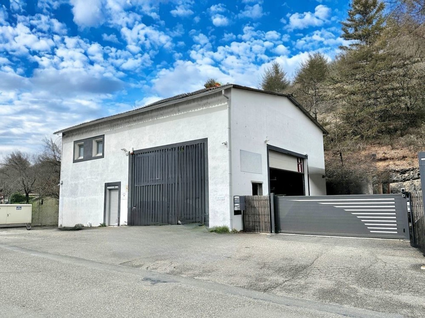 Local commercial : atelier, stockage et bureaux