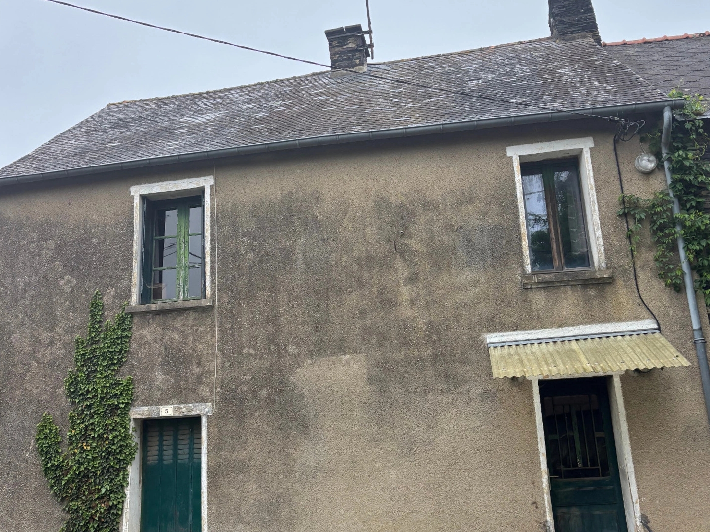 Maison en pierre à rénover totalement avec dépendance et terrain 2380 m²