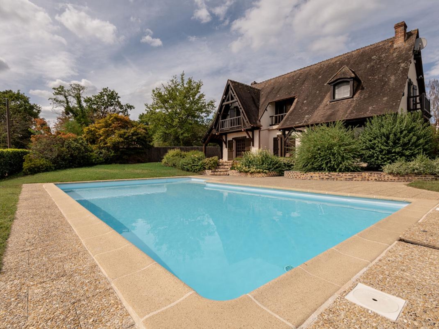 LIEUX UNIQUES ® x PROPRIÉTÉS PRIVÉES ® PROPRIÉTÉ DE 169 M² SUR 3.762 M² - DHUIZON - PISCINE-PIÈCE D'EAU