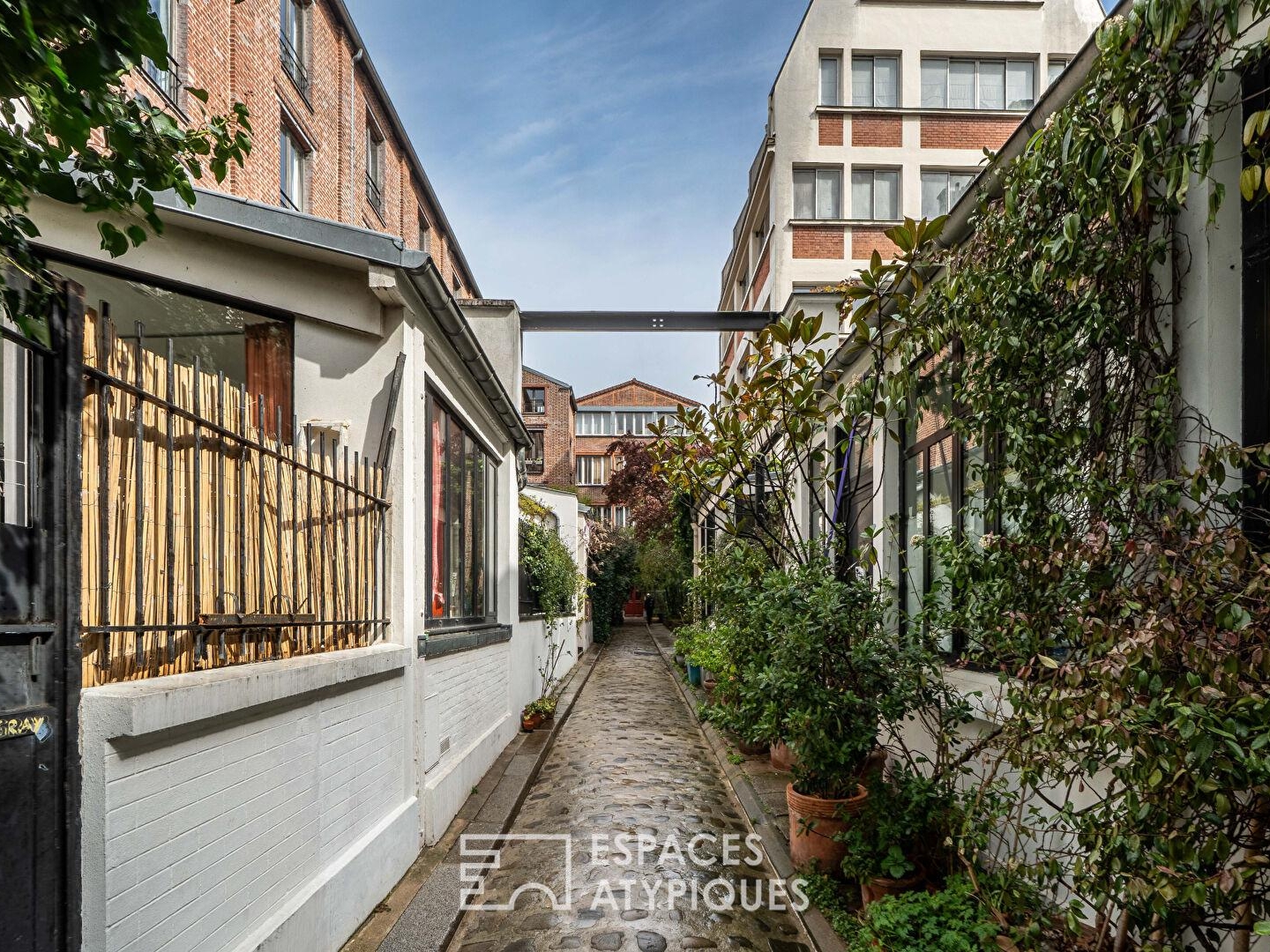 Loft à l'esprit atelier en arrière cour d'un ancien bâtiment industriel