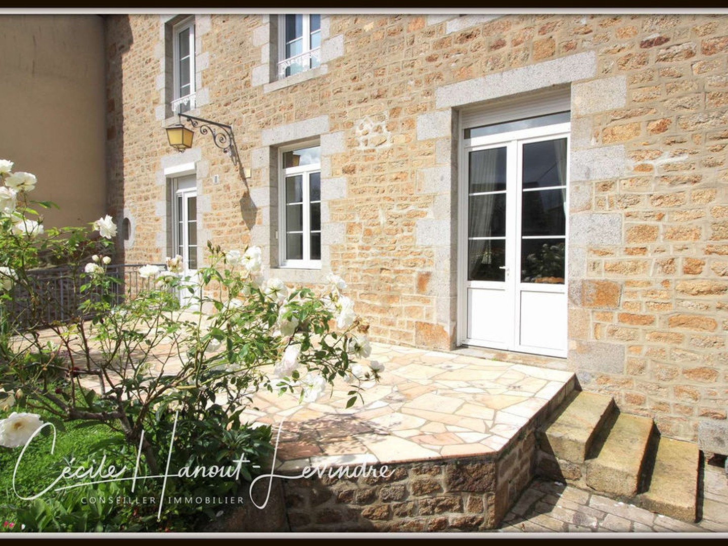 AVRANCHES - Proximité immédiate du centre-ville. Propriété en pierre 174 m2 - 6 chambres sur sous-sol . Dépen