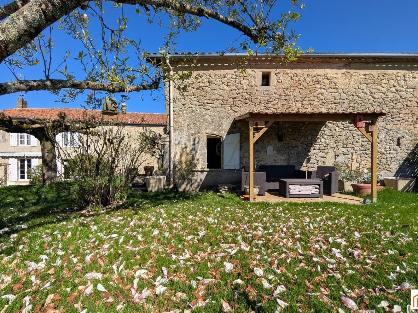 maison de village avec grange + dépendance et piscine hors sol