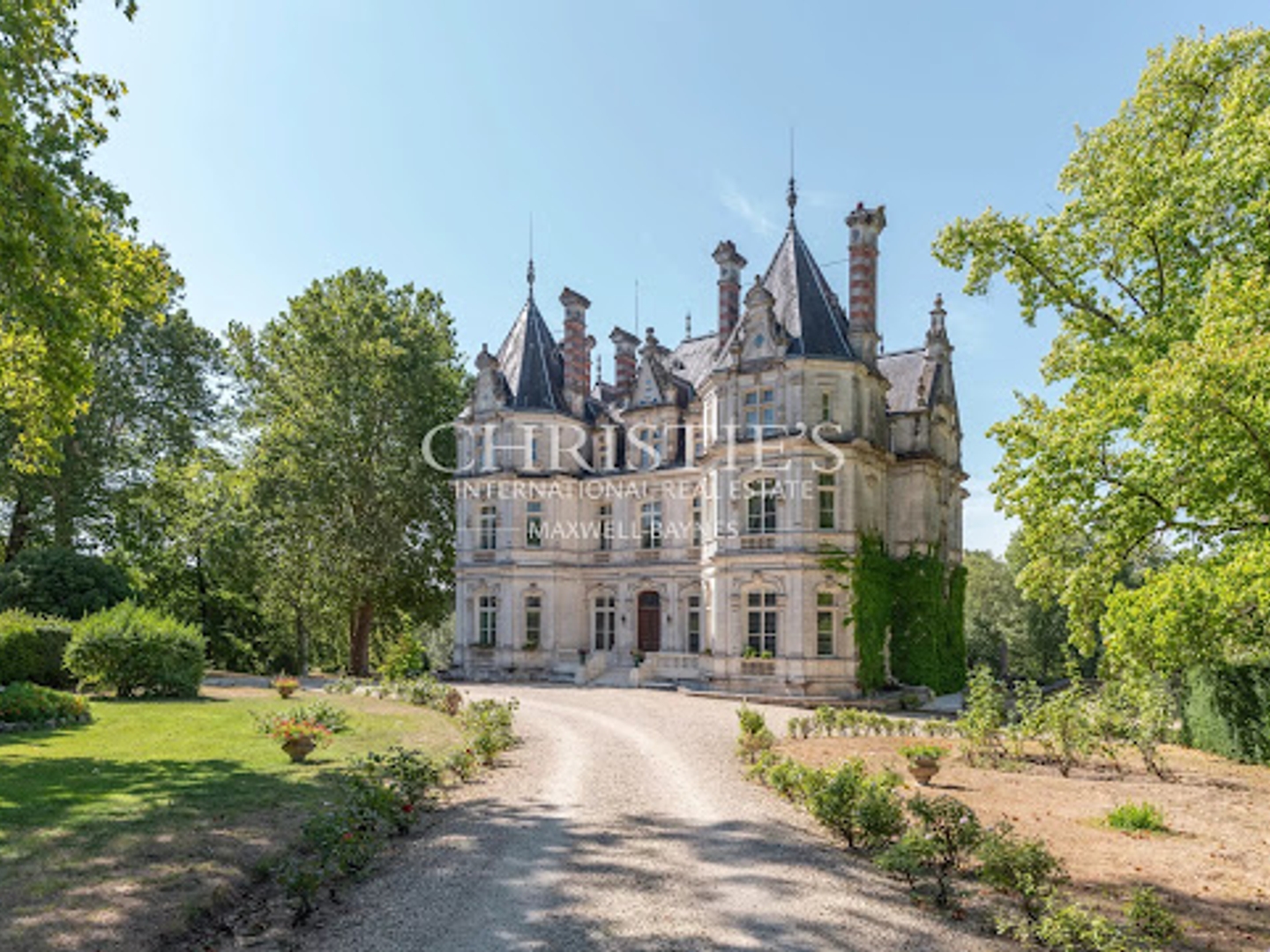 Château 33 pièces 1255 m²