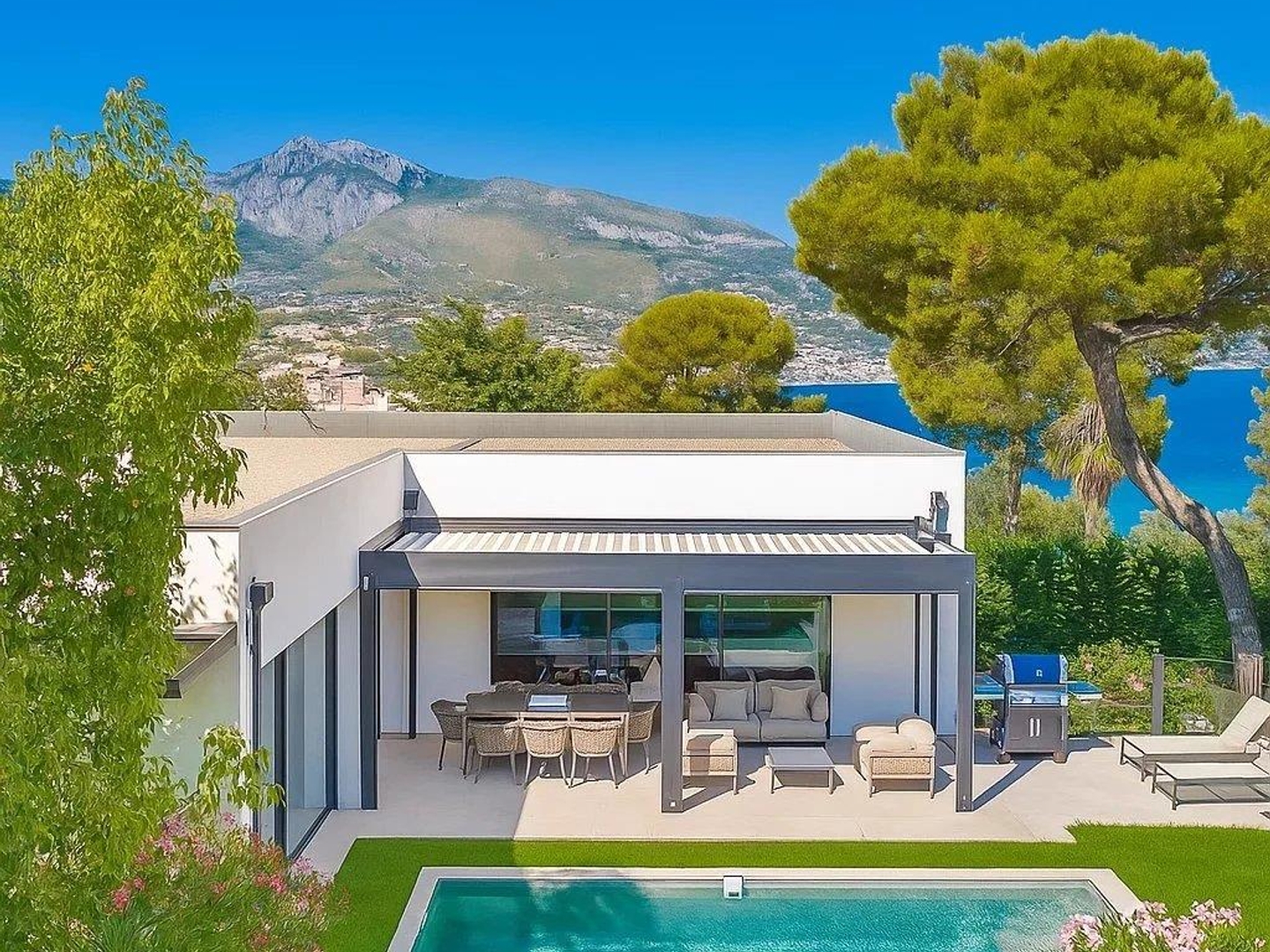 Cap Martin-Villa contemporaine avec vue mer, proche Monaco, au coeur d'un quartier prestigieux et calme