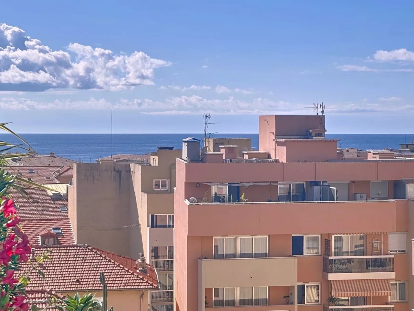 Appartement 3 pièces dernier étage au centre de Menton - terrasse 27 m² et vue mer