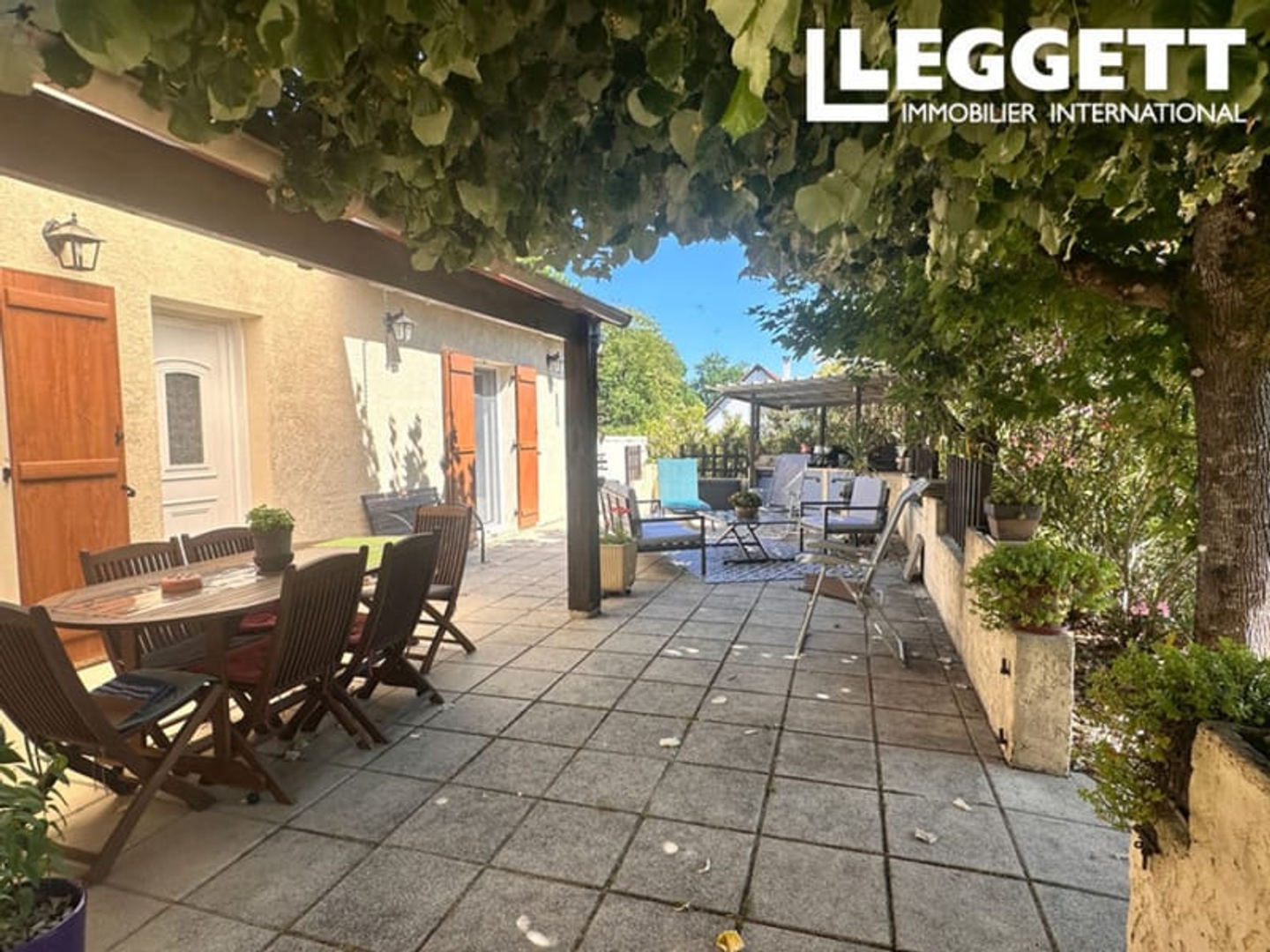 Charmante maison de plain-pied de trois chambres avec un sous-sol spacieux et un garage, nichée au calme.