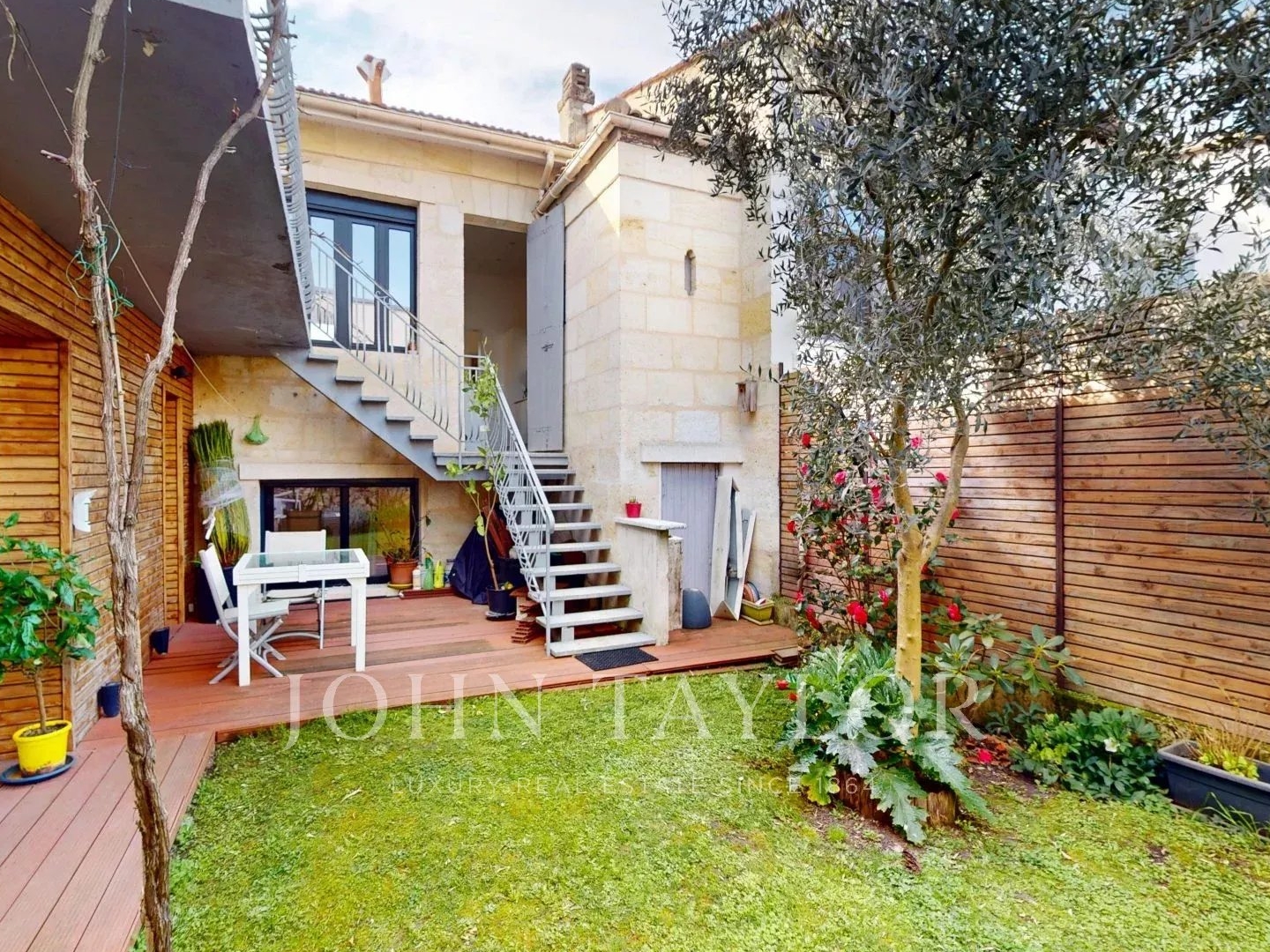 Belle maison de ville avec garage et spa de nage