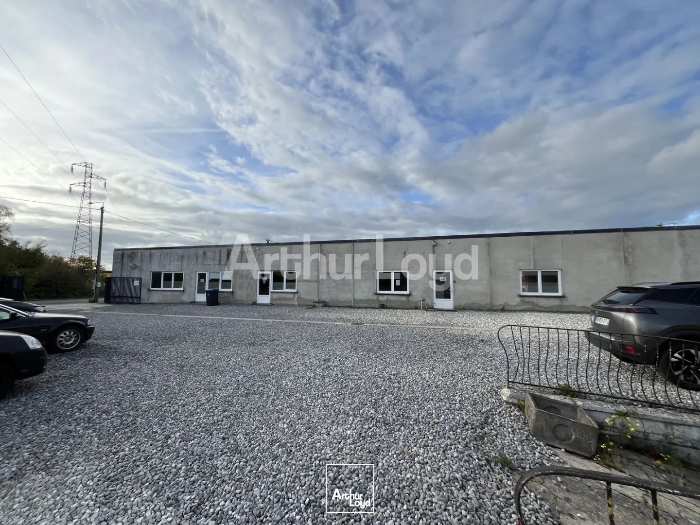 Entrepôt et terrain à vendre à Bruille-Saint-Amand grande parcelle de 22000 m2