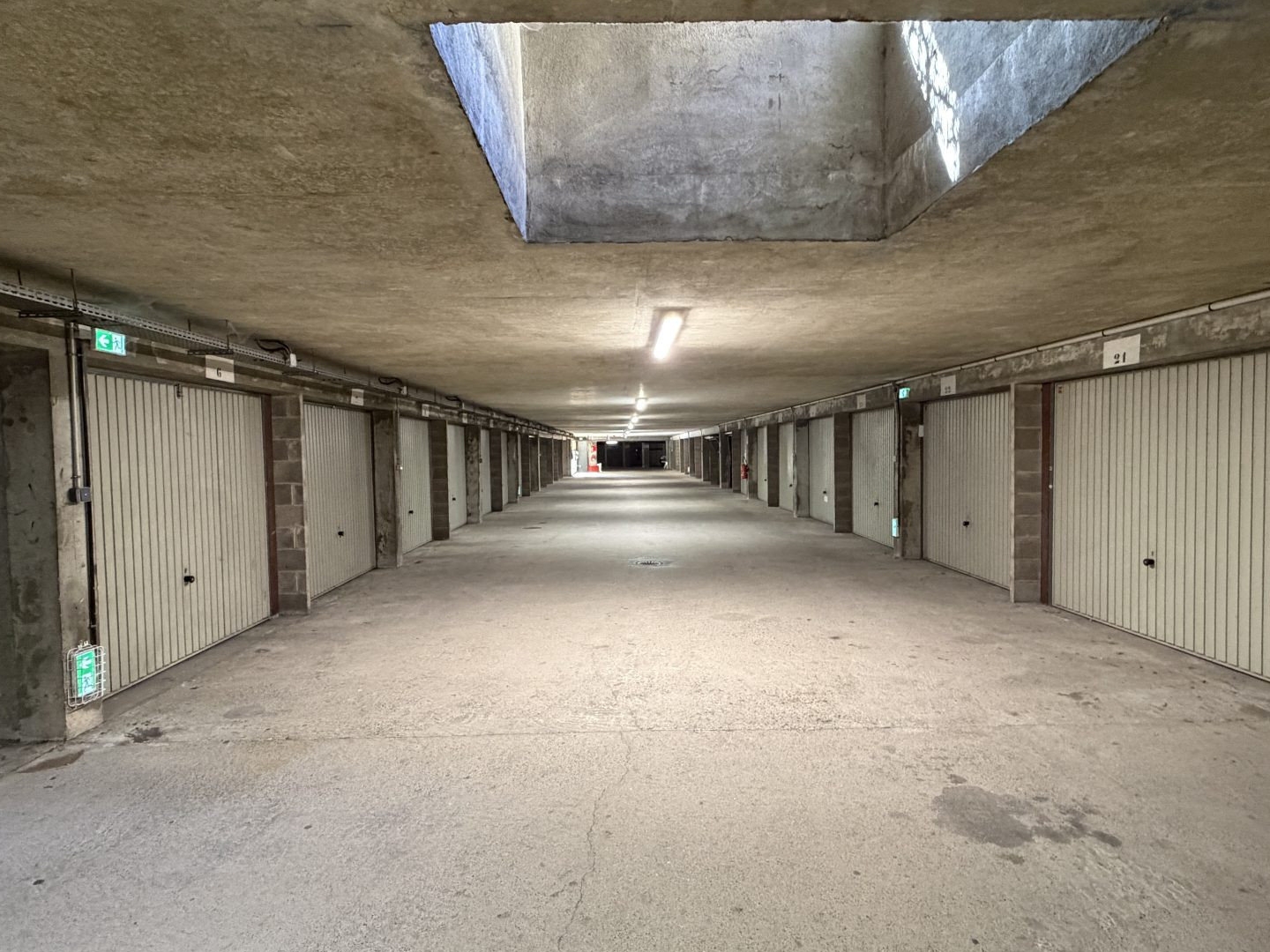Garage fermé 23 m2 en sous-sol à vendre avec espace de stockag