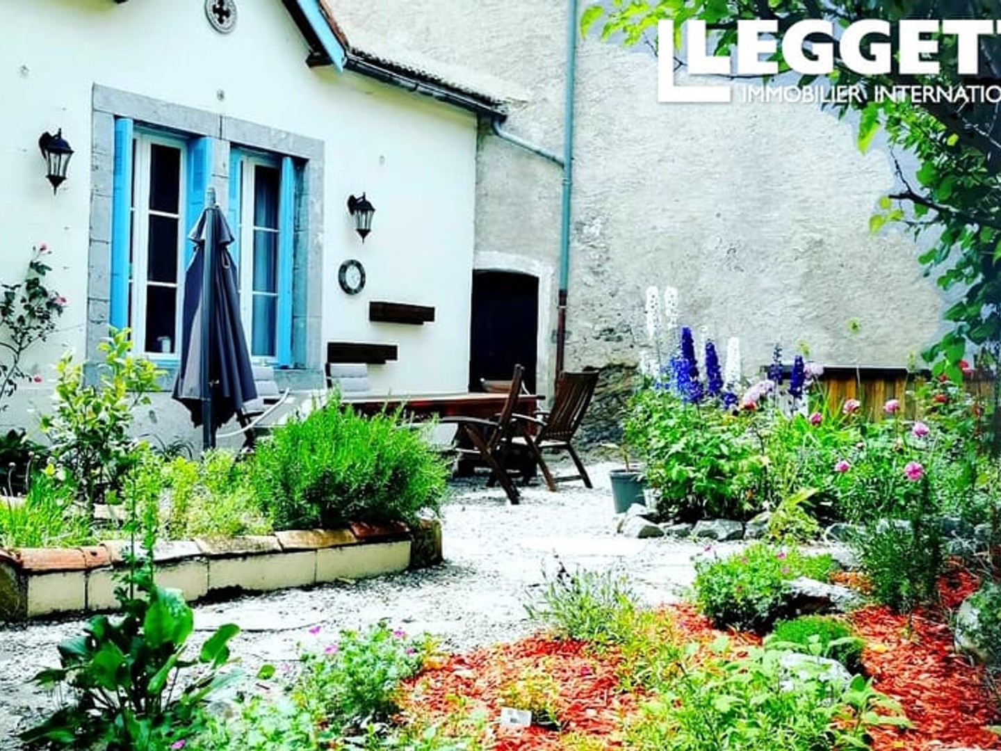 Spacieuse maison comprenant 5 chambres, 5 salles de bains, 3 salons, 2 cuisines, 2 bureaux, atelier et garage.