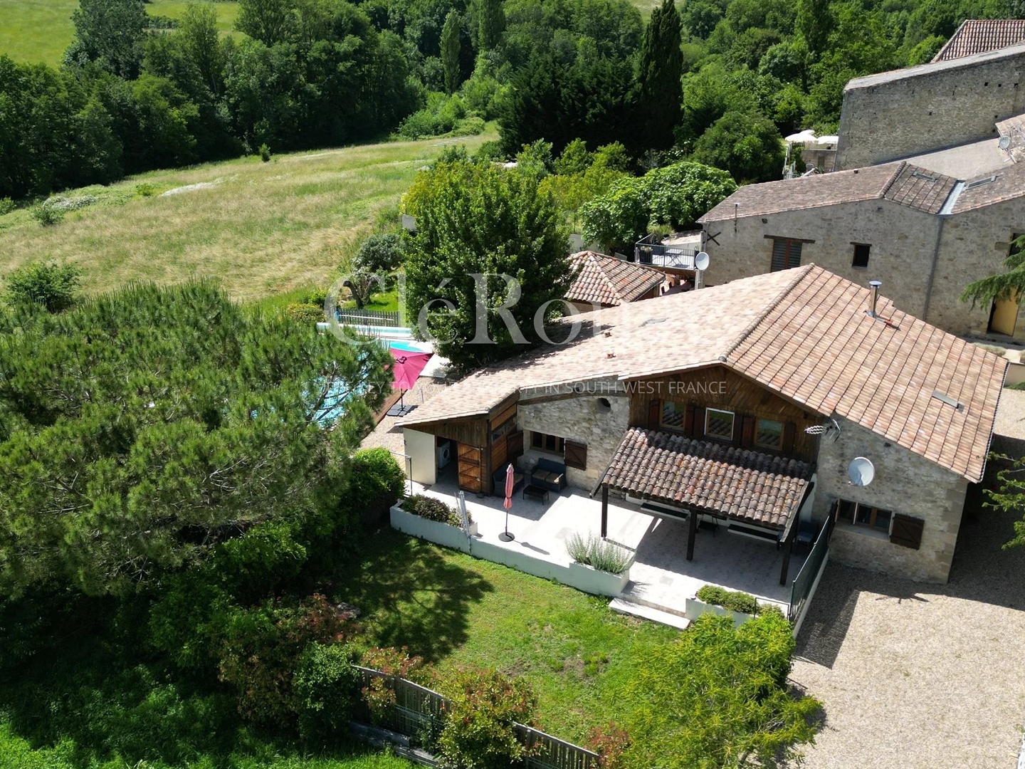 Ensemble de caractère avec gîtes, piscine et potentiel d'exploitation au coeur du Lot-et-Garonne