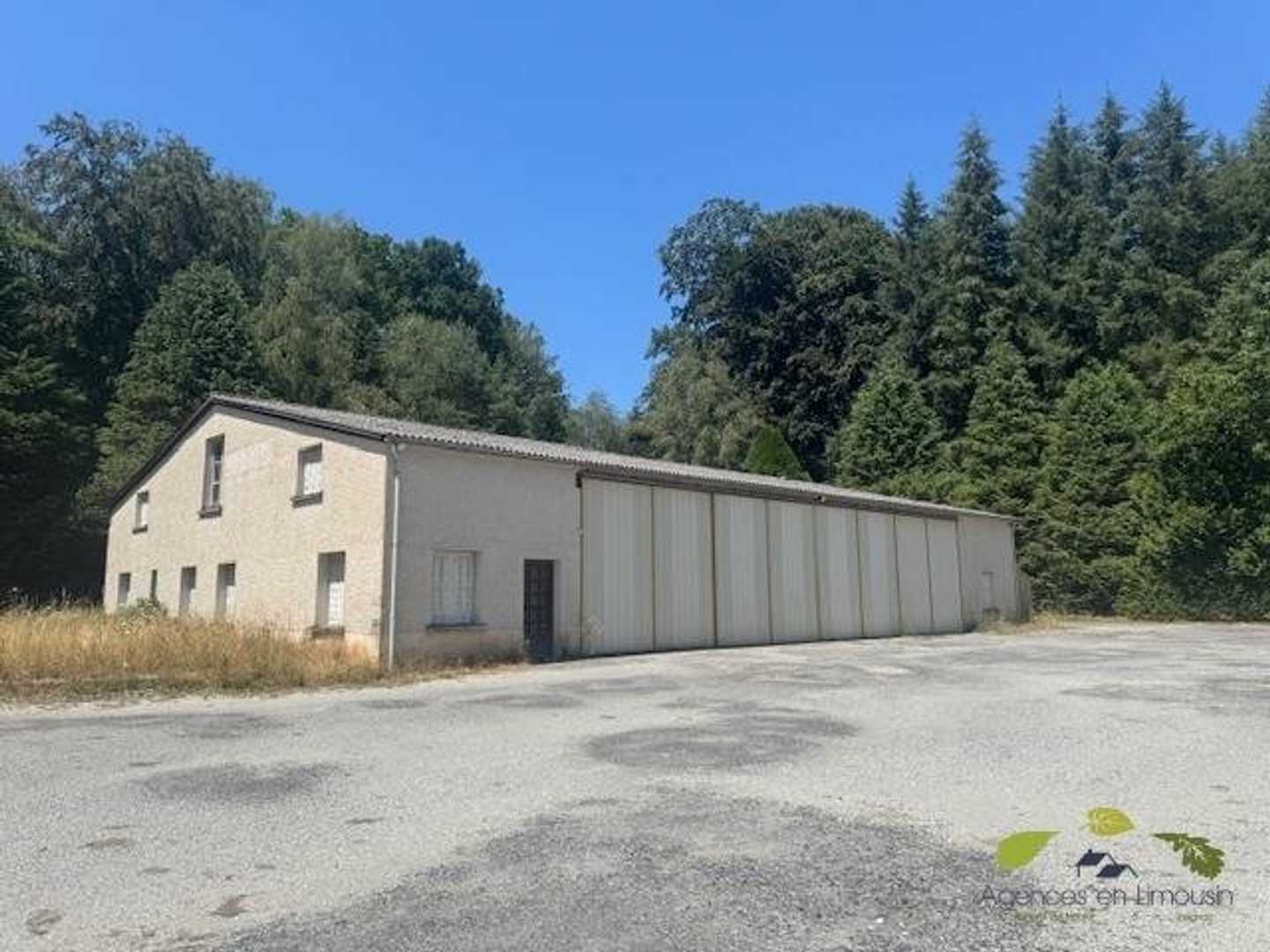 Agency exclusive! A building with a floor area of 560 m², built in 1997 on a plot of 6,045 m² with ample parking space. Car wash and waste treatment facilities in place. The ground floor comprises a garage with a pit, a mechanical workshop, a reception...
