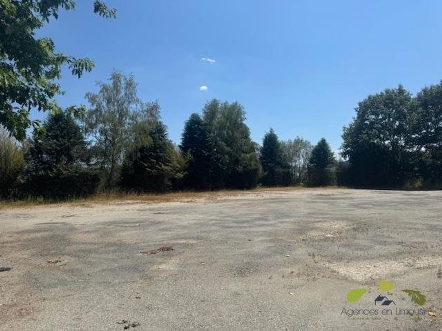 Parking / garage / box à vendre - 560m2 - Treignac (19260)