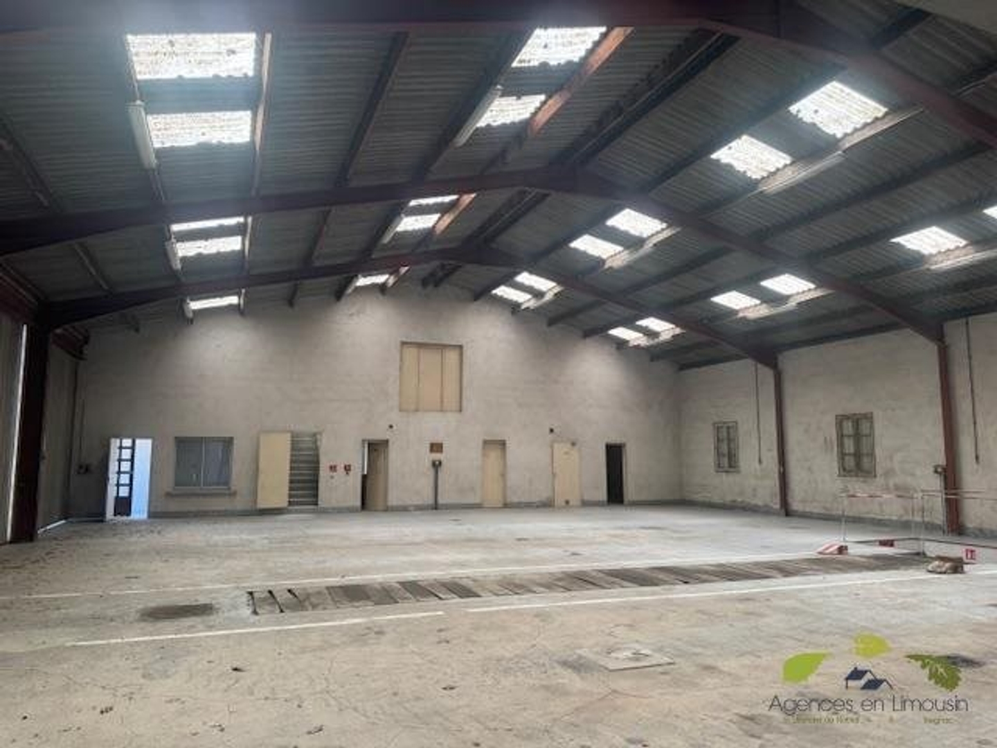 Parking / garage / box à vendre - 560m2 - Treignac (19260)