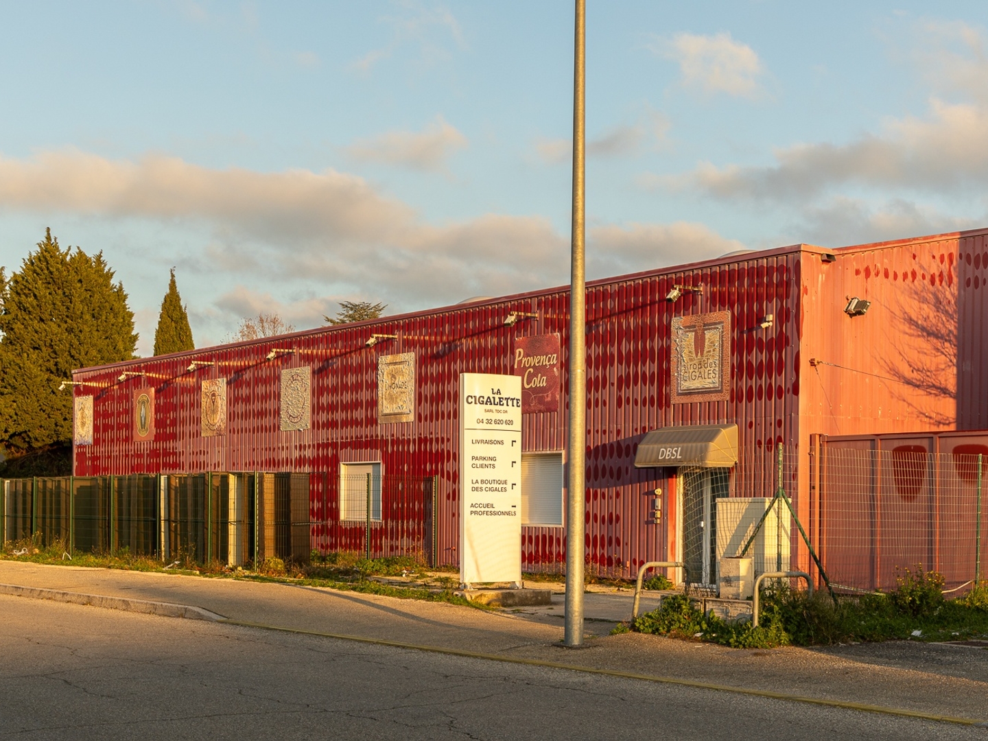 À VENDRE - EXCLUSIVITÉ - MURS COMMERCIAUX / ENTREPÔT + BUREAUX - 2 900 m² - AVIGNON FONTCOUVERTE