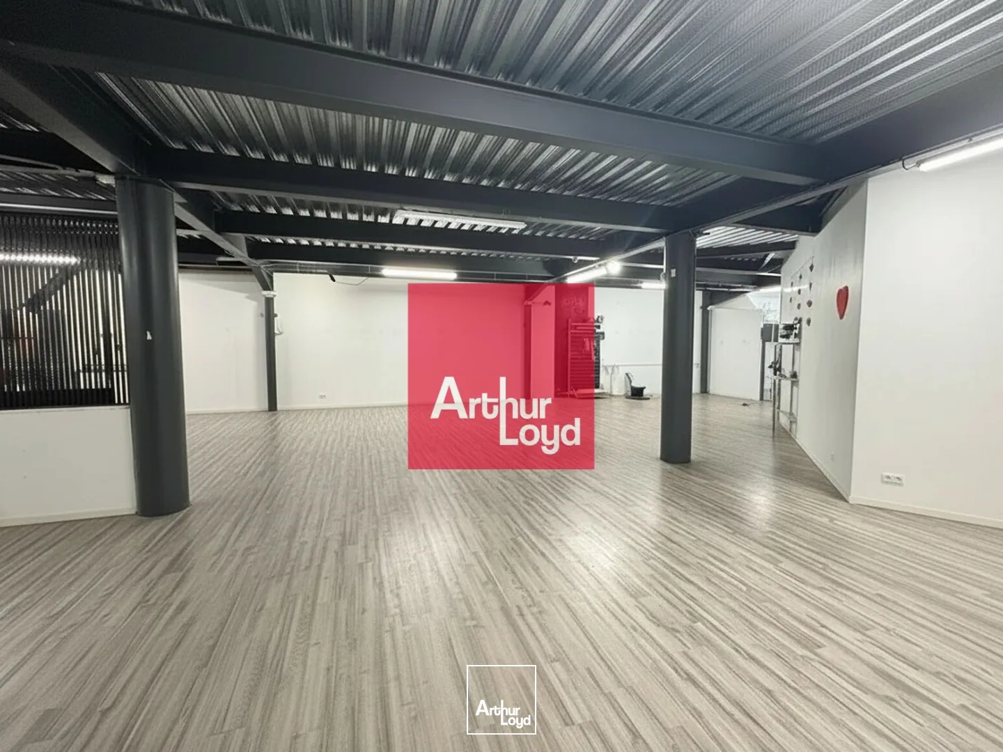 COMBOIRE - LOCAL COMMERCIAL D'ENVIRON 550 M² À VENDRE