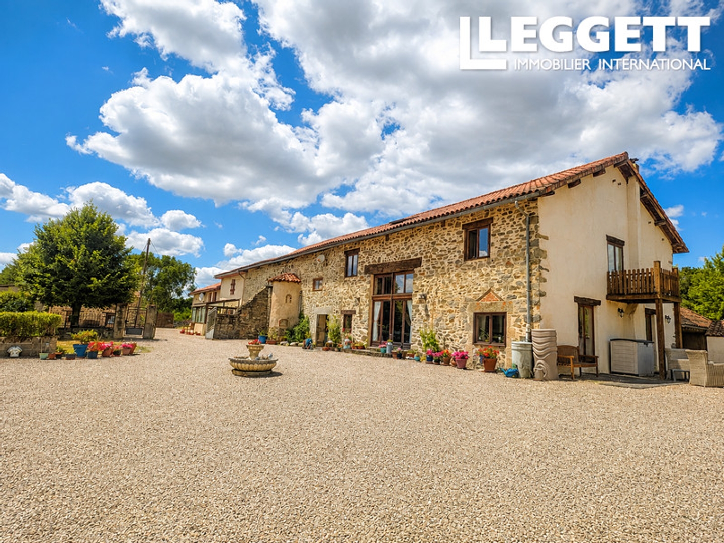 Magnifique grange rénovée de cinq chambres, deux gîtes, piscine et 7,5 hectares de terrain