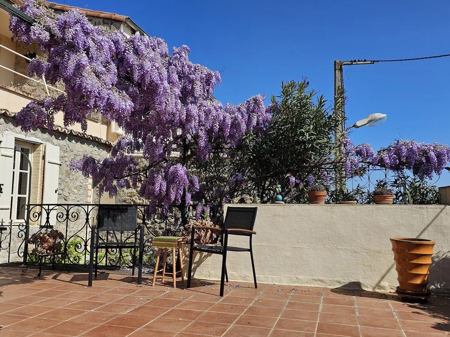 Maison ancienne avec garage, 3 terrasses et jardinet