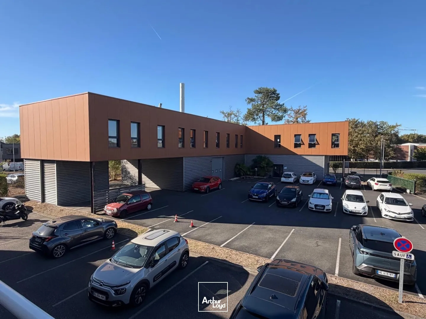 À vendre - Ensemble immobilier bureaux et entrepôts - Canéjan - env. 1 496 m² - 63 stationnements