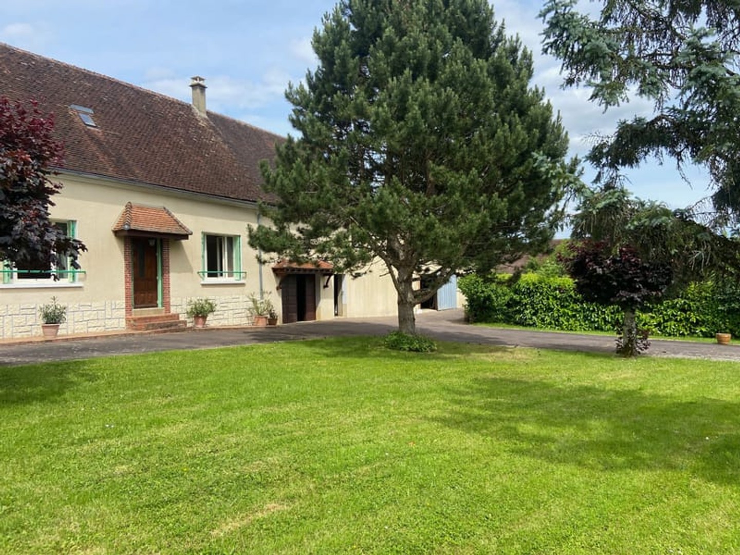 A TOUCY, cette jolie fermette avec potentiel, garage/atelier, bûcher, grand jardin arboré, prairie le tout sur