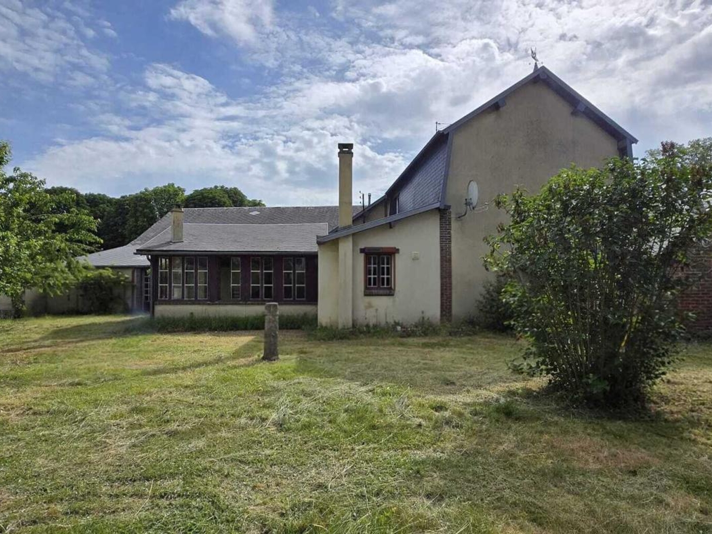 Ensemble immobilier à fort potentiel, Maison + hangars + T2 et jardin