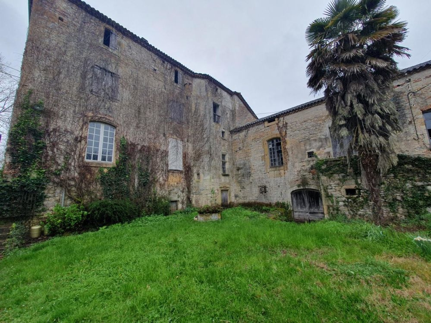 Vallée du lot Ouest- En campagne isolée ancienne ferme avec 29 ha attenants
