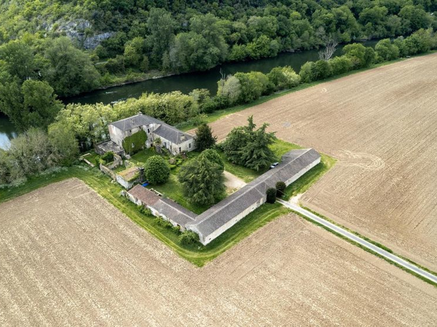 Maison à vendre - 10 pièces - 350m2 - Puy-L'évêque (46700)