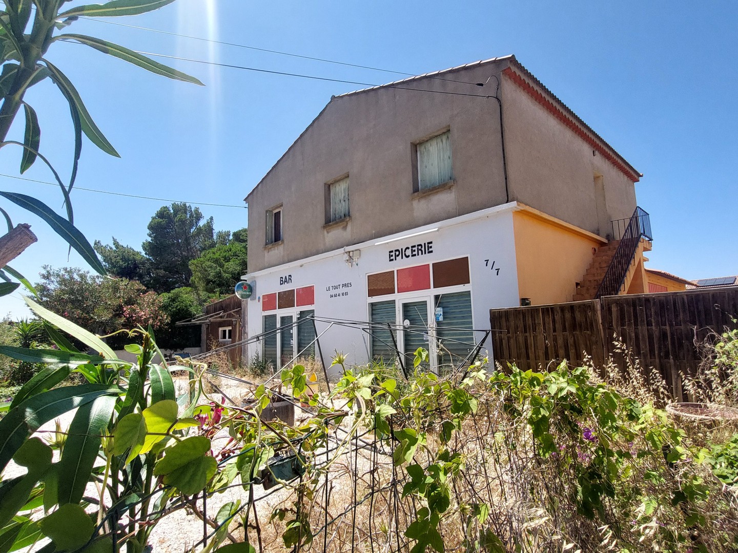 Caves, immeuble avec local commercial licence IV, studio et F4 sur une parcelle de 660 m2.