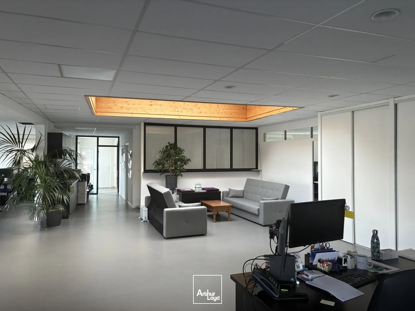Bureaux à vendre rénovés à Vertou avec parking et borne IRVE
