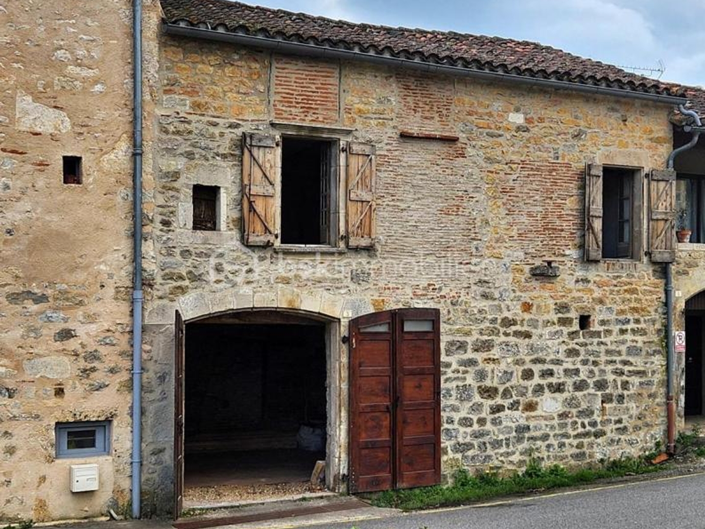 Maison de village en pierre avec parking fermé à rénover entièrement