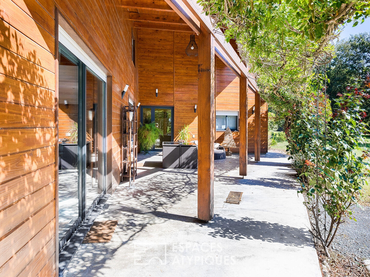 Villa contemporaine et son studio d'artiste au coeur de la nature boisée