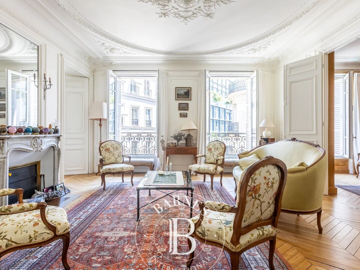 Paris 8 - Faubourg-du-Roule - Appartement rénové - 3e étage - 2 suites (3e chambre possible)