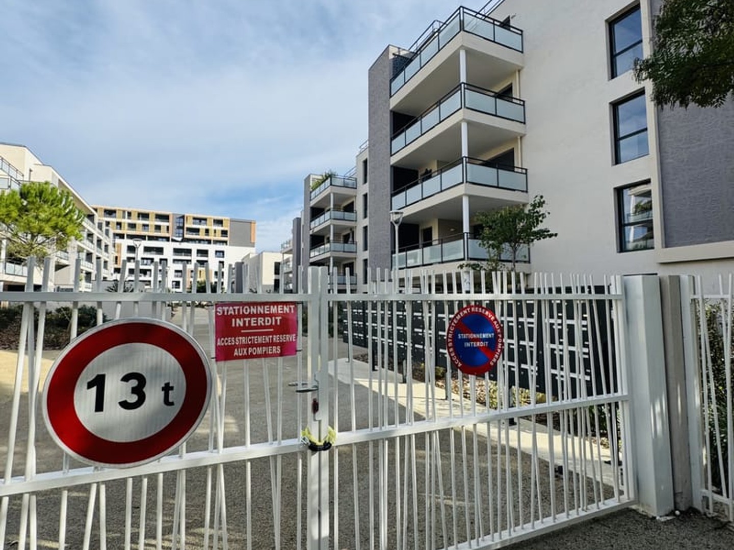 Parking / garage / box à vendre - 12m2 - Hyères (83400)