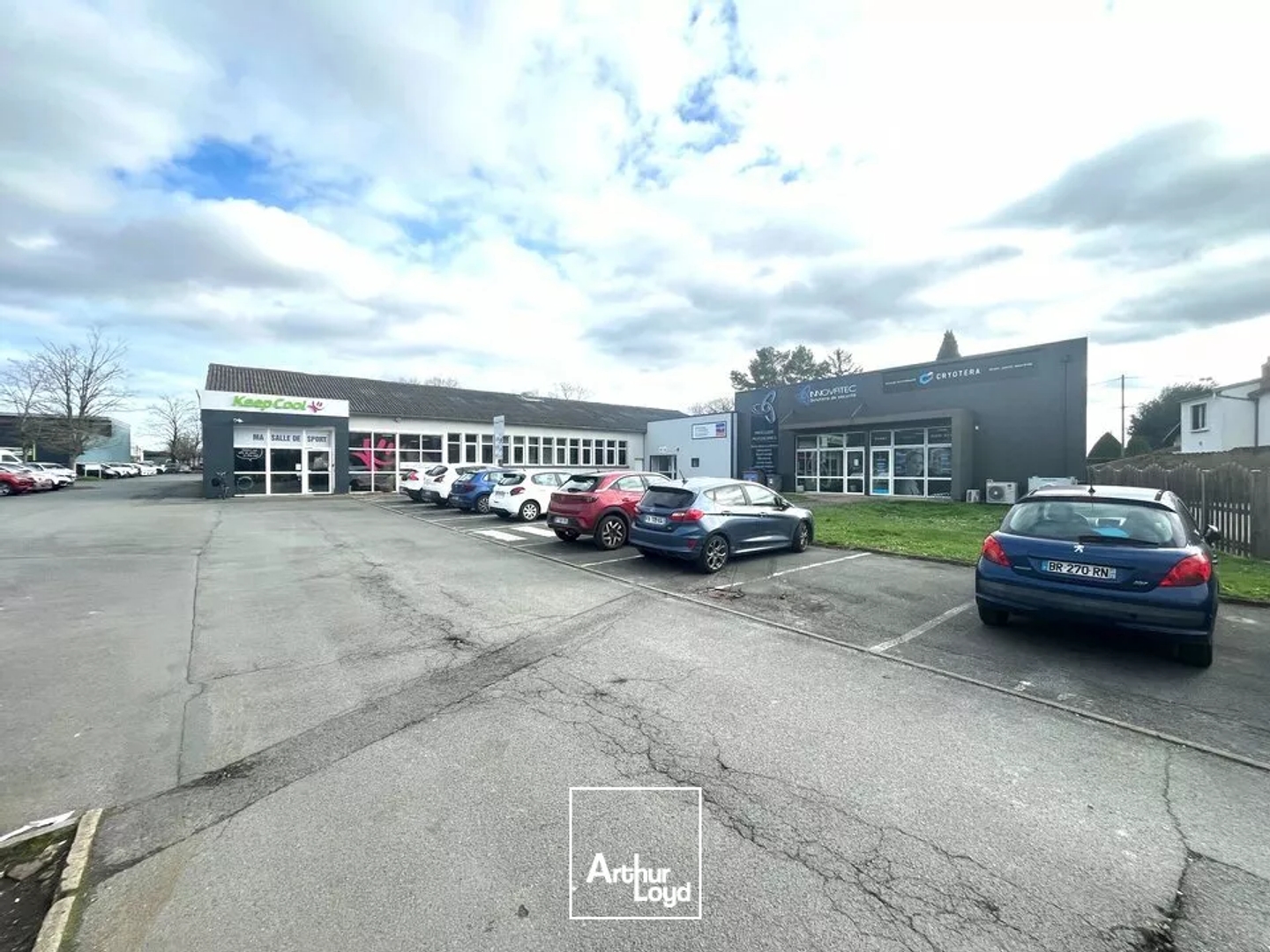 A VENDRE LOCAL PROFESSIONNEL LOUE POITIERS GRAND LARGE