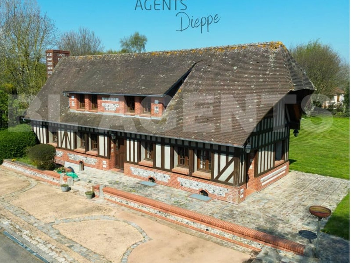 Immeuble commercial 4 pièces 150 m²