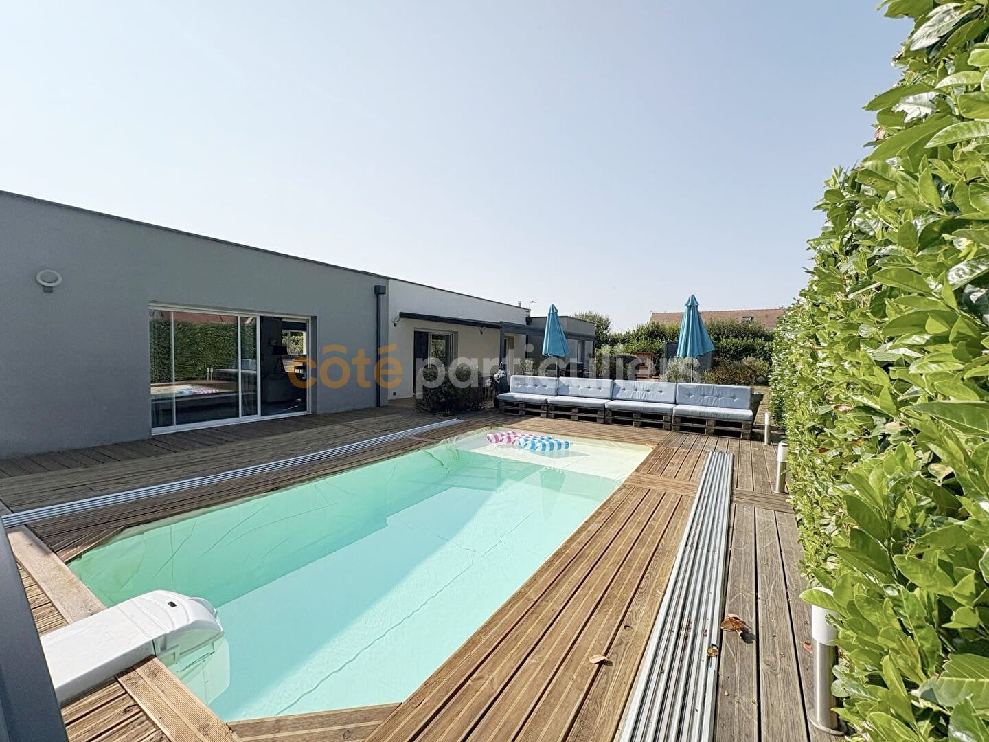 Maison contemporaine de plain-pied avec piscine