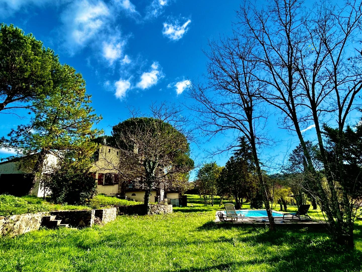 Maison 98 m2 sur terrain 4350 m2, piscine, garage, atelier