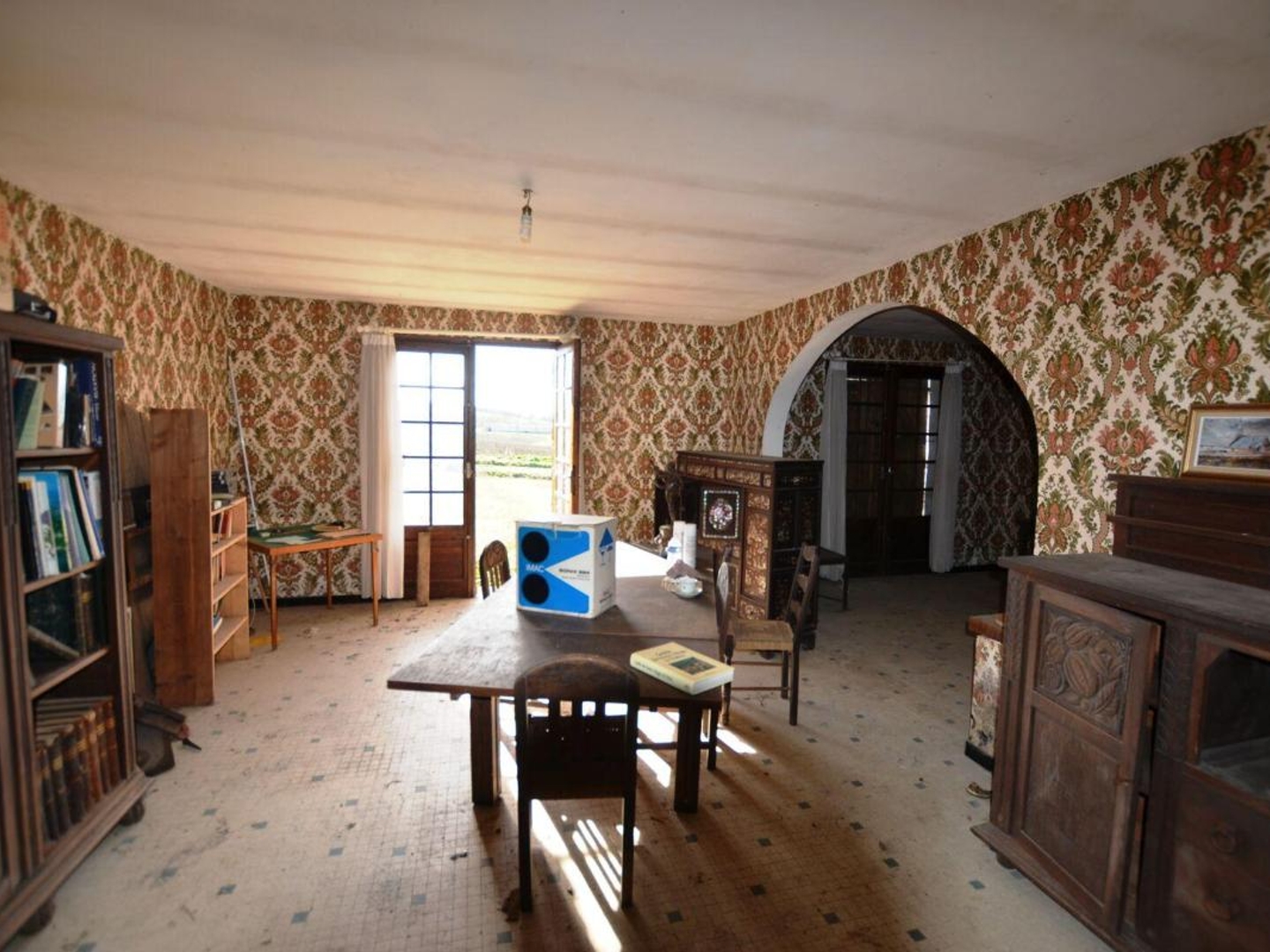 Mouchan, Gers: Maison à rénover 3 chambres et dépendances attenantes, style longère, avec grand garage indépendant et terrain de 3.114m². Belle vue sur la campagne