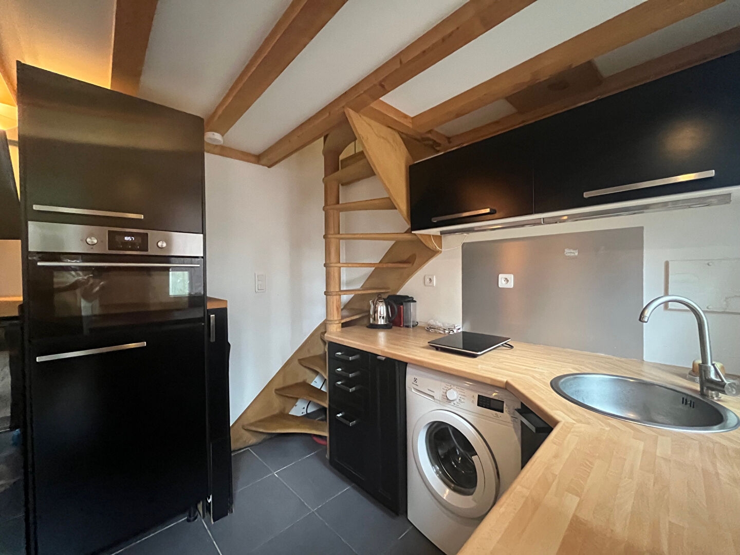 Petit appartement avec mezzanine à Puteaux - A VENDRE