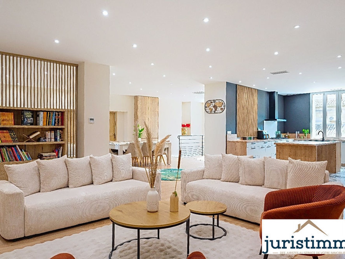 Immeuble de charme unique et exceptionnel au coeur d'Orange , entièrement rénové avec jardin.