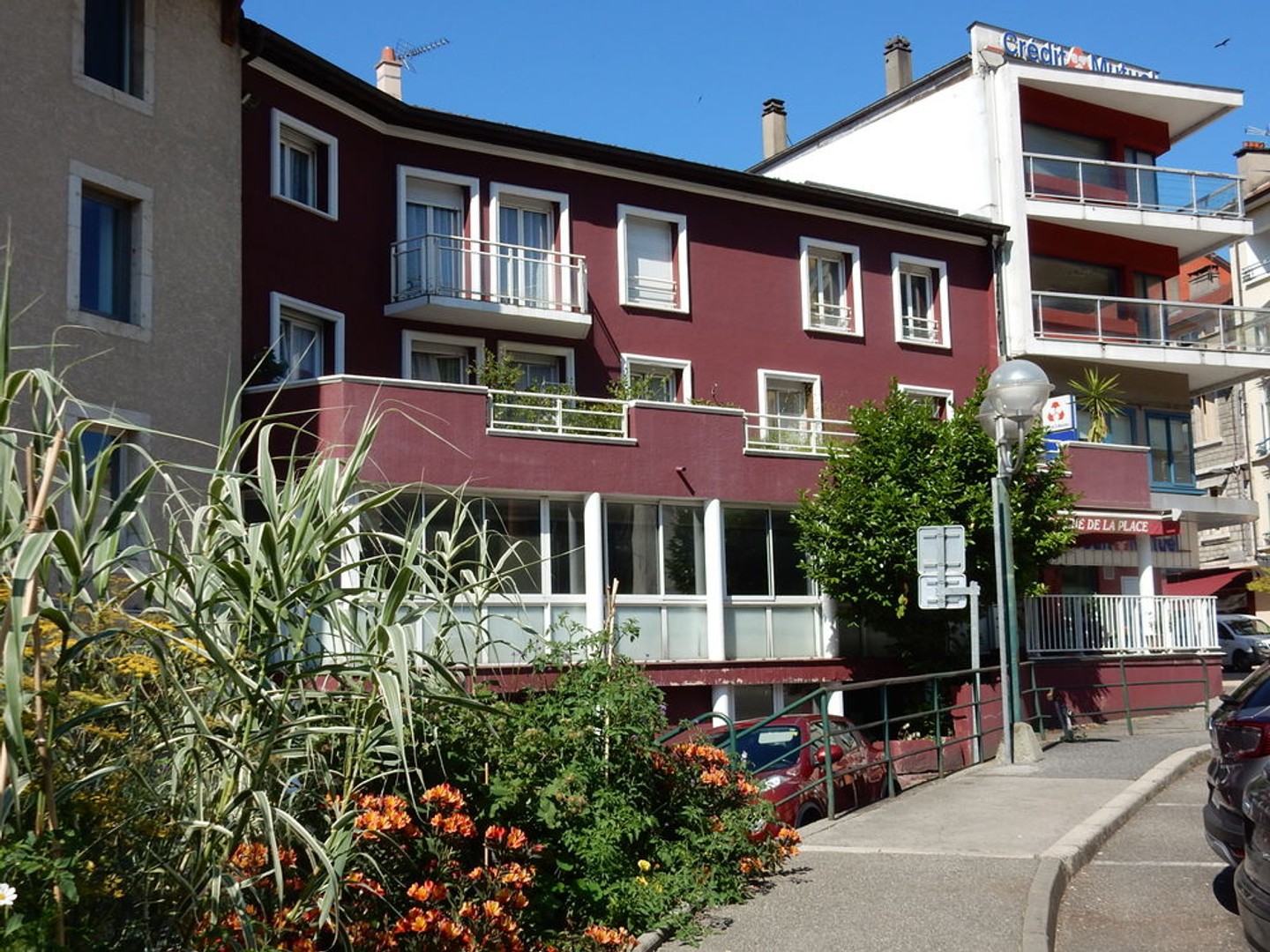 Immeuble composé de 4 apparetments + un local commercial de 247m²